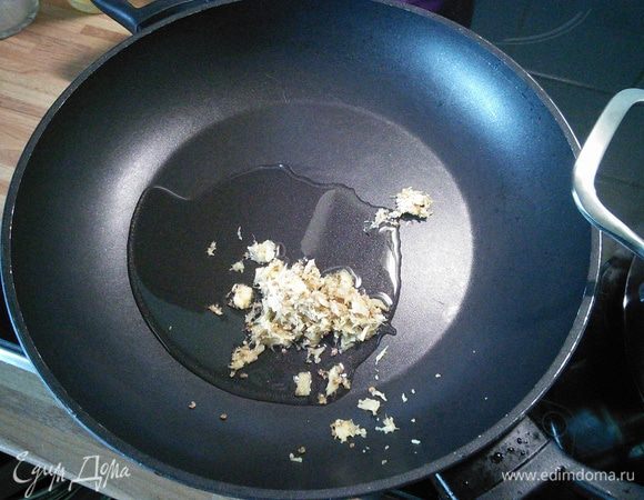 Разогрейте масло, добавьте смесь кориандра с имбирем, прогрейте. Не дайте подгореть.