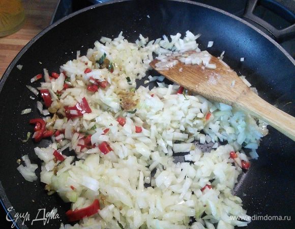 лук, пассеруйте все вместе до полупрозрачности лука.