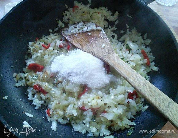 Всыпьте 1\3 сахара и закарамелизируйте специи.