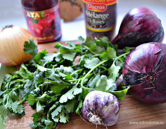 
Овощи и зелень подготовить, помыть. Лук нарезать на 4-6 частей, зелень мелко порубить.