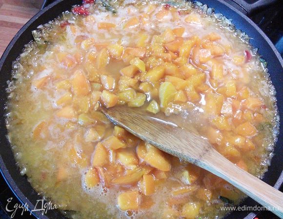 Добавьте абрикосы, оставшийся сахар( я использую фруктозу, а оригинальный рецепт советует коричневый сахар), уксус, апельсиновый сок, соль.