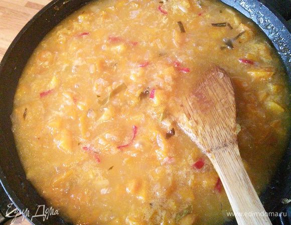 Тушите на среднем огне, чтобы не кипело, а булькало и при открытой сковороде около 40 мин. Тут всё зависит от сочности абрикосы, соус должен приобрести густоту, а абрикос желательно развариться. У меня развалился не полностью, но я настаивать не стала, люблю так больше))).