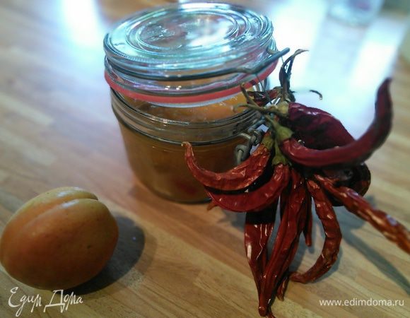 Баночки простерилизовать или просто обедать крутым кипятком и дать им несколько мин.хорошо прогреться. Горячий чатни разбить по банкам и плотно закупорить. Хранится всю зиму в прохладном погребе без проблем! Приятного аппетита!