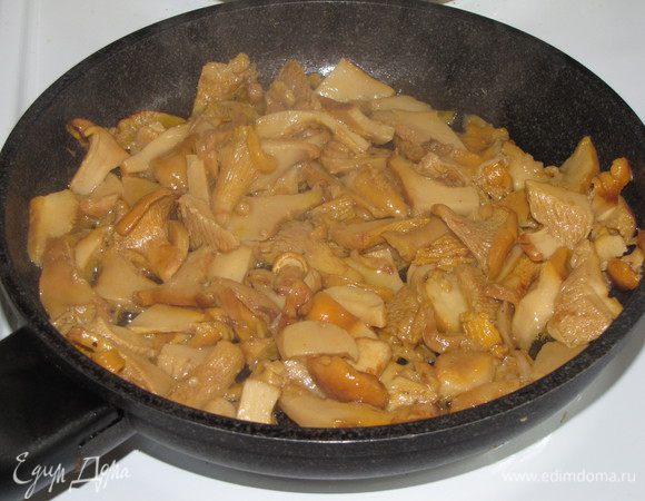 Грибы нарезать  и обжарить на оливковом масле 10-12 минут до готовности. Если лисички мелкие, то резать не нужно.