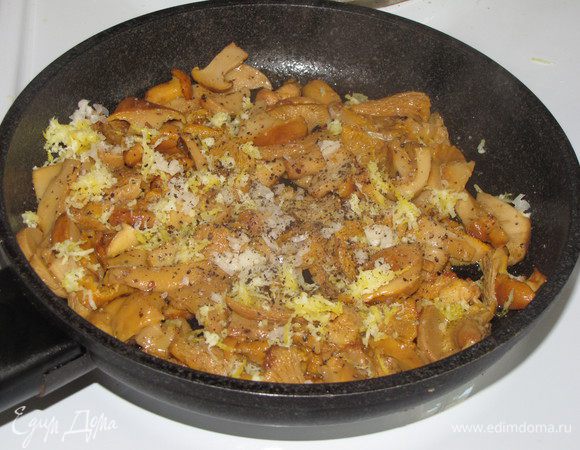 В конце добавить мелко нарубленный чеснок, лимонный сок, соль, перец и цедру. Лисички переложить в миску и остудить.