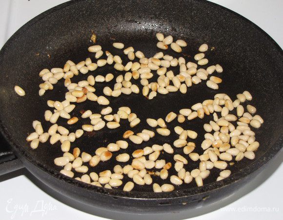 На этой же сковороде обжарить кедровые орешки, без добавления масла.