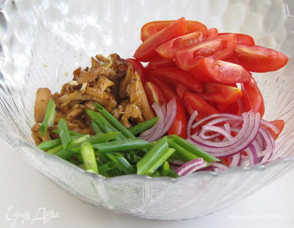 Помидоры черри разрезать на 4 части. Репчатый лук тонко нашинковать. Зеленый лук нарезать кусочками по 3-4 см.