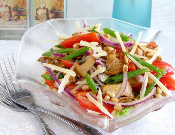 Перемешать все ингредиенты и заправить салат оливковым малом по вкусу. Посолить, поперчить, выложить в салатник. Посыпать кедровыми орешкам и тонко наструганным пармезаном.