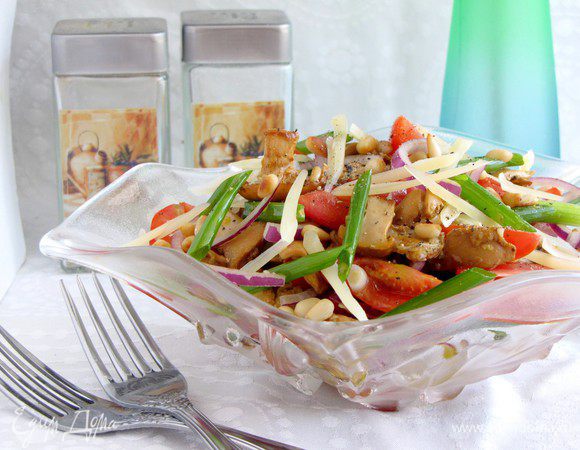 Очень хорошо подать салат к мясным блюдам и отварной молодой картошке. Приятного аппетита!