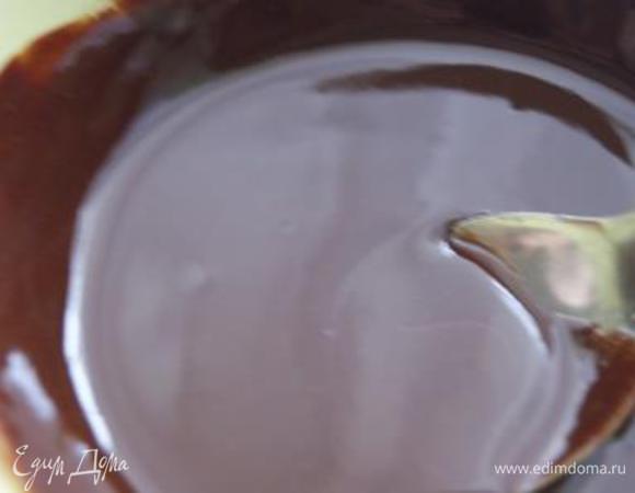 Шоколад растпить я шоколадом, соединить с яичной смесью.