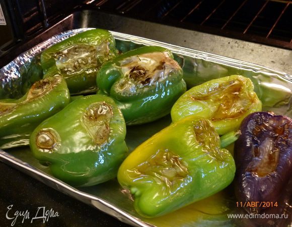 Запекаем 30-40 минут при температуре 180 гр. За это время перцы пару раз перевернем.