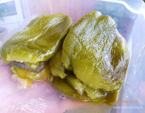 Печеные перцы перекладываем в пакет. Пакет плотно завязываем и ждем, когда перцы остынут. Затем очищаем перцы от семян и кожицы.