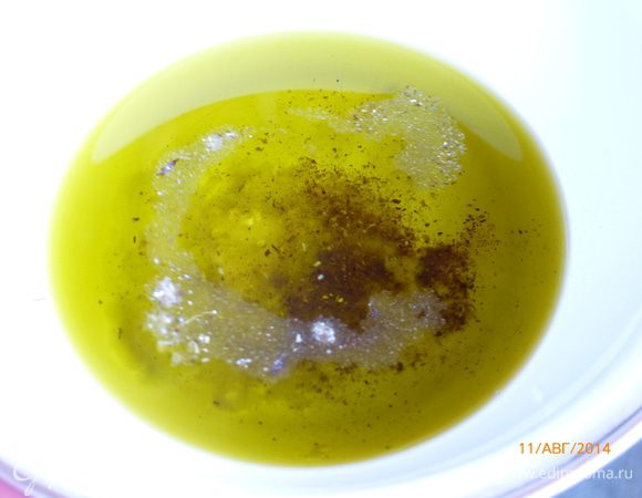 В оливковое масло добавляем бальзамик, соль, молотый черный перец, любимые травки, например смесь итальянских трав. Туда же выдавливаем через пресс чеснок. Ставим миску с маслом на огонь, прогреваем, но до кипения не доводим.