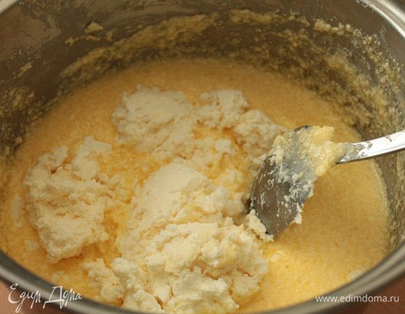 Добавить творог,перемешать.У меня был творог с рынка,я его предварительно слегка растерла,что бы он был однородным.Творог лучше покупать средней влажности.