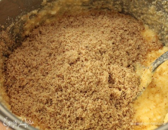 Грецкие орехи слегка обжарить,пропустить через мясорубку,добавить,перемешать.