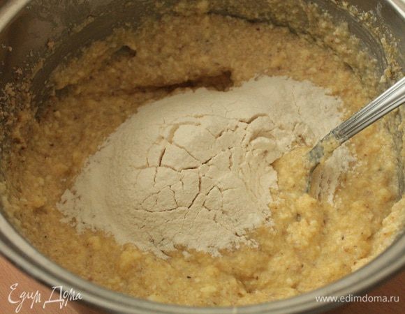 Муку смешать с разрыхлителем,просеять,постепенно добавить,аккуратно перемешивая.