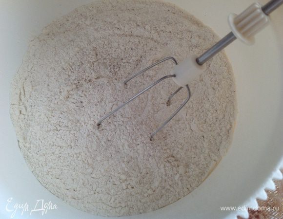 Муку необходимо просеять с разрыхлителем, солью и кардамоном. Сливочное масло вынуть из холодильника. 