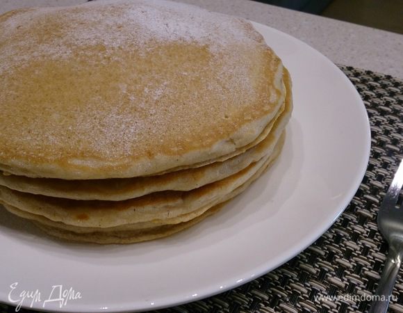 Классический вариант подачи pancakes: положить 2-3 горкой, промазывая маслом, и полить кленовым сиропом. Я просто присыпала сахарной пудрой и сделала соус из сливок и черничного сиропа . Приятного аппетита!