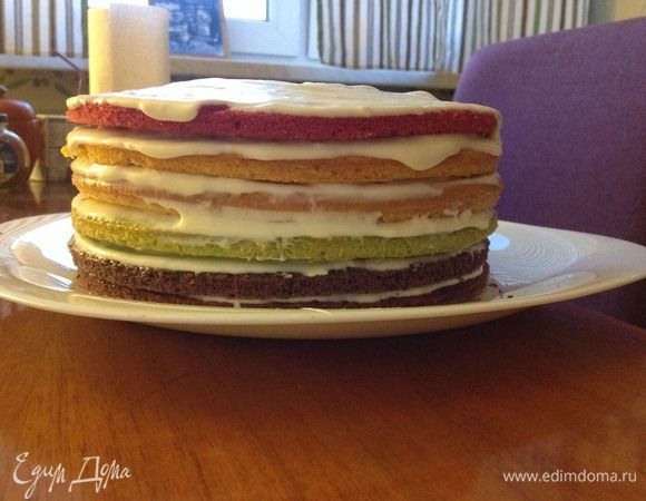 Приготовила крем - смешала сгущенку со сметаной и маскарпоне. Сгущенки добавляла, пока крем не стал достаточно сладким для меня. Щедро смазала им все коржи и убрала в холодильник на час. 