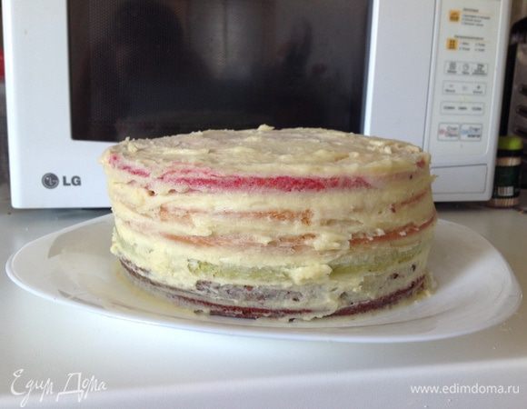 Затем обмазала торт масляным кремом - от влажных кремов вроде сметанного мастика может растаять, да и на масляный крем она будет лучше клеиться. Смешала сгущенку и размягченное сливочное масло, взбила - крем готов. Отправила торт опять застывать в холодильник на час и занялась приготовлением мастики.
Сухое молоко или сухую смесь для детского питания (как у меня) просеять с сахарный пудрой, добавить по ложке сгущенку - пока не начнет замешиваться комок. Если вы не планируете красить мастику, добавьте просто лимонный сок - 1 ст л, чтобы она была более эластичной и не такой приторной. Я разделила мастику на 2 части в пропорциях 1/3 и 2/3 и добавила к ним сок свеклы и сок шпината. Вымесила, при необходимости добавляя сахарную пудру, так, чтобы она была как пластилин и не липла к рукам. Завернула в пакет, дала отдохнуть полчаса.