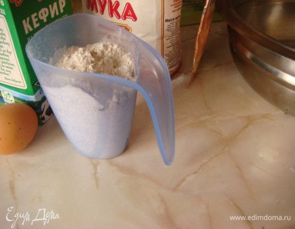 Все ингредиенты перемешиваем,масло сливочное растопить предварительно(еще я добавила 1 ст.л. подсолнечного масла)муку с разрыхлителем просеить.Изюм замочить и обсушить на бумажном полотенце,добавить в конце и перемешать.
