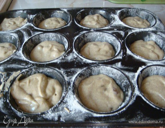 Тесто получается жидковатое как на кексы ,захотелось именно такие нежные, поэтому и использовала формочки,для экономии времени.