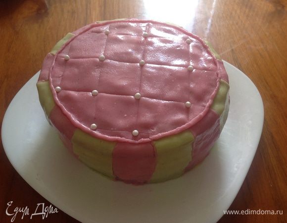 Раскатала мастику на присыпанной пудрой поверхности очень тонко, мм 2-3, нарезала полосками, стала по очереди прикладывать к торту и приглаживать. На верхушку вырезала круг, приложила, край немного завернула - получился кантик. С мастикой я работала в первый раз, никаких инструментов нет, поэтому бока остались без кантика, самой катать его мне не захотелось. На верхушке ножом нарисовала сетку и украсила бусинками. Для блеска протерла мастику водкой и убрала в холодильник дожидаться прихода гостей.