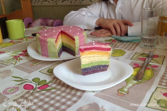 Вот такой получился тортик в разрезе :) при желании, можно не делать мастику и обмазать весь торт сметанным кремом.