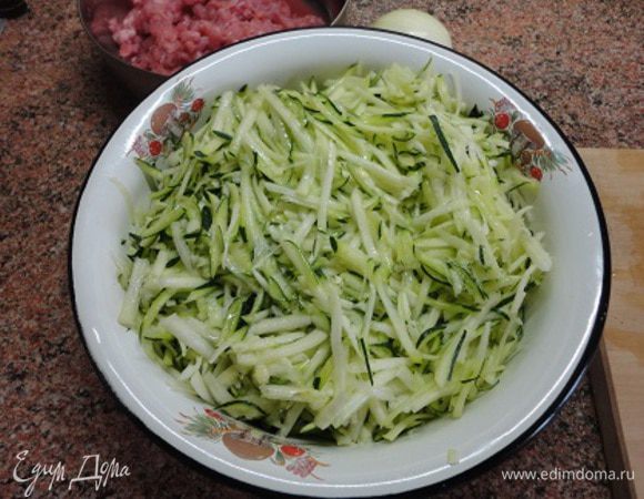 Цукини вымыть и натереть на крупной терке. Немного присолить, оставить на 10-15 минут, затем слегка отжать сок.