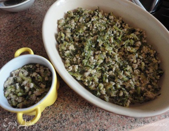 Лук почистить и мелко нарезать. В сковороде разогреть 4 ложки масла и обжарить на нем лук в течение 2-3 минут.
Зеленый лук мелко нарезать и выложить в сковороду, добавить фарш, перемешать и жарить на среднем огне 7-8 минут.
Отварной картофель измельчить вилкой. Мяту и петрушку мелко нарезать. В сковороду к мясу добавить цукини, зелень и картофель. Тушить около 10 минут, посолить, поперчить.
Разогреть духовку до 180 градусов. Смазать форму для запекания оливковым маслом. Сливки смешать с натертым сыром. Можно брать любой твердый сыр.
Фарш с овощами выложить в форму, залить смесью сыра и сливок, запекать около 15 минут в духовке. Подавать сфугато к столу горячим.
Я готовила половину нормы, поэтому у меня получился тонкий слой.