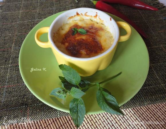 Это блюдо можно запечь не только в большой форме, но и в порционных горшочках. Я попробовала только в одном.