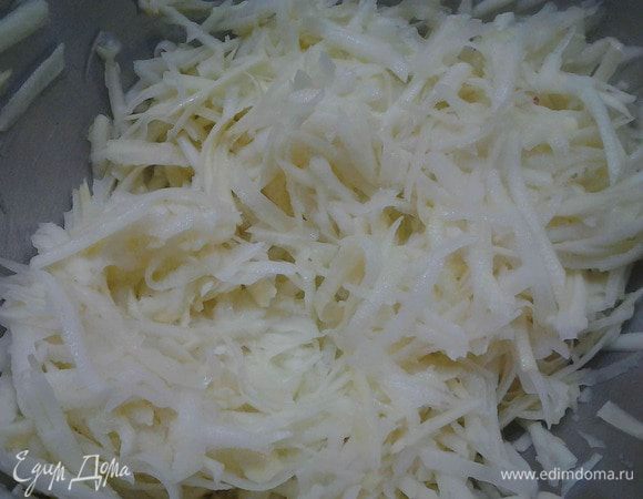 Взять средний кабачок и средние по размеру картофелины. Больше половины кабачка и 4 картофелины натереть на крупной терке. Перемешать, посолить, добавить любимые специи.