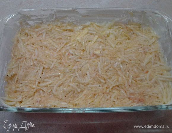 Форму для запекания смазать маслом. Духовку разогреть до 200 градусов. Выложить в форму картофельно-кабачковую смесь и хорошо утрамбовать.