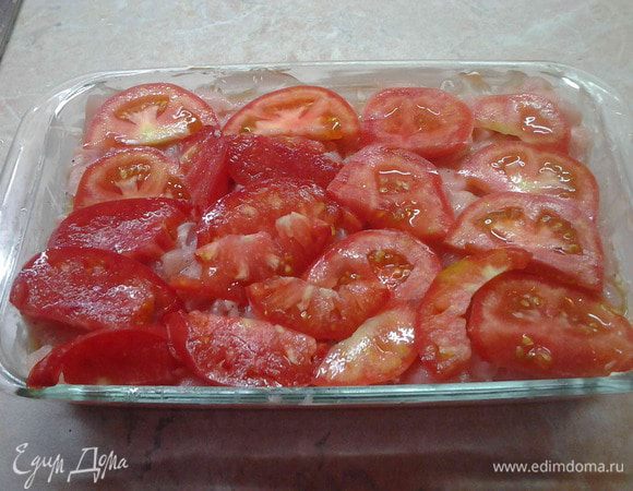 Помидоры порезать полукружками и выложить сверху курицы.