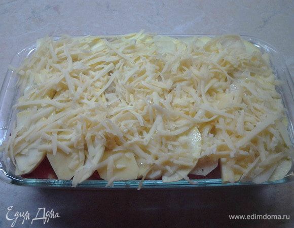 Сыр натереть на крупной терке и посыпать верх запеканки. Поставить в духовку и запекать 40 минут.