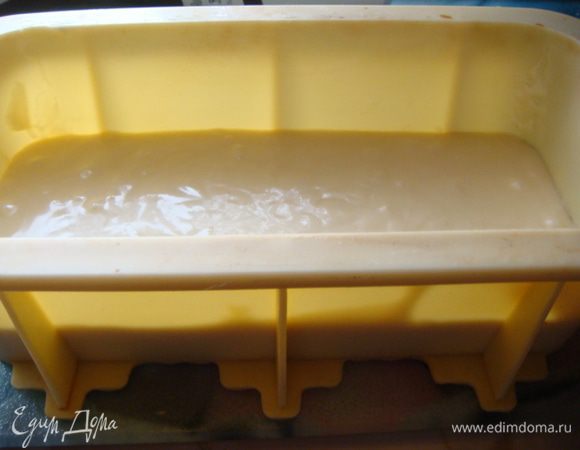 Тесто:сахар 50 гр.+яйца взбить венчиком +сгущенку 100 гр. взбить +растопленное масло сливочное 100 гр. и просеянную муку с разрыхлителем (или сода 1 ч.л.)перемешать,выложить в форму,форма должна заполнена на половину.