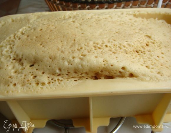 Поставить в микроволновку на 6 минут при мощности 800w.
не больше иначе бисквит пересушится.
Дать остыть в форме.