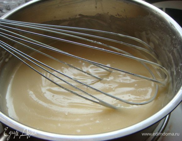 Готовим крем заварной: молоко+сгущенку(можно просто сахар 80-100 гр.)+муку 2 ст.л с горкой хорошей,все перемешать и поставить на огонь помешивая,как закипит,огонь убавить и варить до загустения,выключаем,даем немного остыть +сл.масло 100 гр,перемешать до однородности. Крем готов.