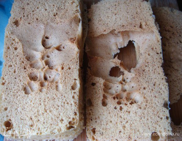 Разрезать корж на 3 части,вот такой он получился воздушный.