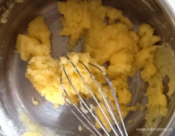 Сливочное масло растопить в сотейнике, аккуратно постоянно помешивая добавить 50 г просеянной муки.