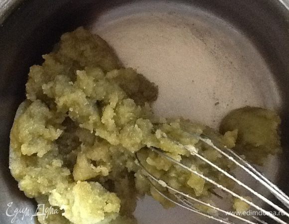 Добавить сахар и матчу, помешать.