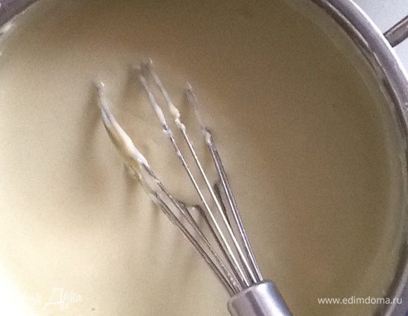 Частями, помешивая, вливать молоко, довести до кипения, смесь долна быть по консистенции как сметана.