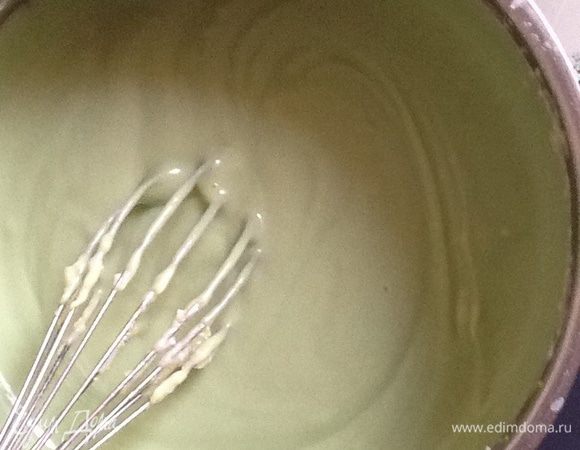 Дать немного остыть, по одному добавить желтки, перемешать, остудить.