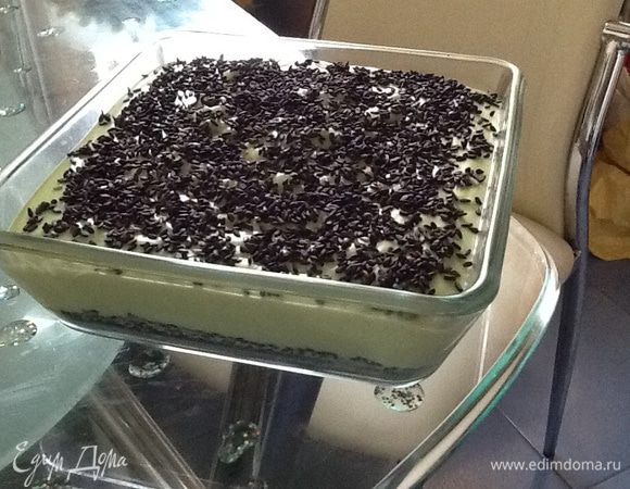 Форму посыпать кунжутом, вылить смесь, сверху тоже присыпать кунжутом, отправить в морозилку минимум на три часа.