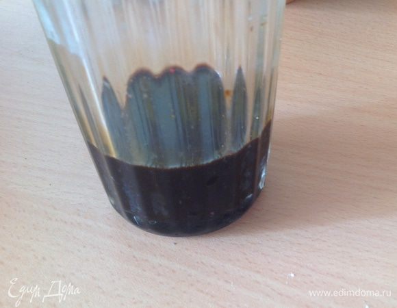 Тем временем 2 столовые ложки кофе заливаем 3 столовыми ложками кипятка и оставляем в стороне. Кофе как раз остынет.