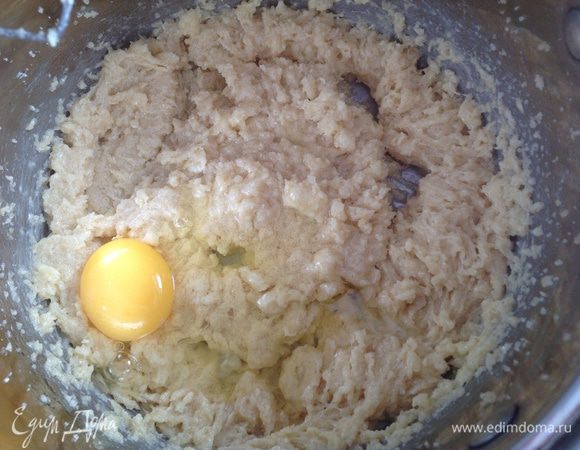 Размягченное сливочное масло смешать и одним стаканом коричневого сахара (я люблю все сладенькое, поэтому брала 1,5 стакана) и взбить миксером.  По одному добавить яйца, каждый раз тщательно вымешивая. Затем влить остывший кофе и добавить сметану. 