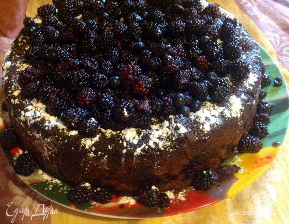 Пока кекс выпекается, нужно сделать сироп. В сотейнике доводим до кипения 1 стакан горячей воды с оставшемся стаканом сахара и 2-3 столовыми ложками кофе. Не забываем постоянно помешивать. Сахар должен полностью раствориться. В  почти готовом кексе сделать много дырочек деревянной палочкой или зубочисткой и влить сироп, не вынимая кекс из формы.  (Когда готовишь первый раз, кажется, что сиропа слишком много.....но его в самый раз.....выливать лучше в несколько заходов.  Тут уж смотреть на глаз. Дать первой части впитаться, потом полить еще раз итд.) Выпекать в духовке еще минут 5. Охладить и подавать