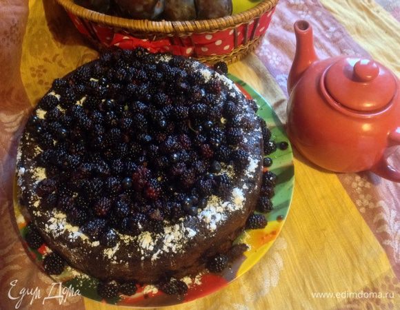 Остывший кекс вынуть из формы, посыпать сахарной пудрой и украсить ягодами! 
