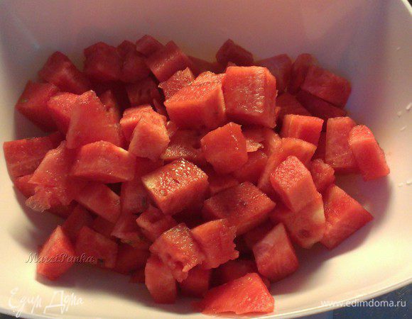 Азбуз очистить от корок. Порезать на кусочки. Также на этом этапе можно удалить семечки. У меня их мало в арбузе, поэтому удалять я их буду позже.