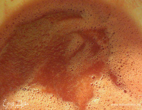 Погружным блендером измельчить арбуз в однородную массу.